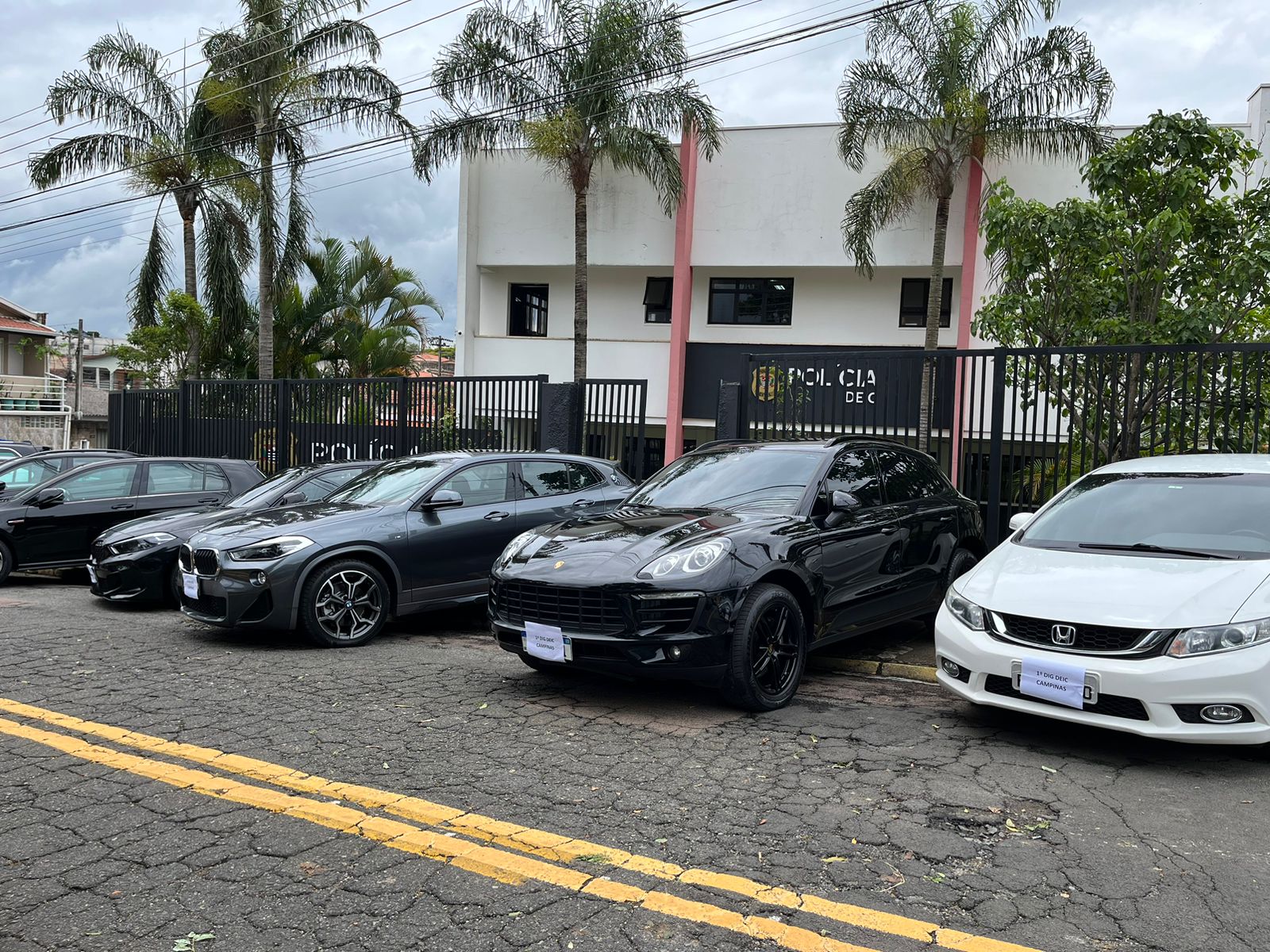 Polícia apreende 14 carros de luxo durante operação contra lavagem de dinheiro