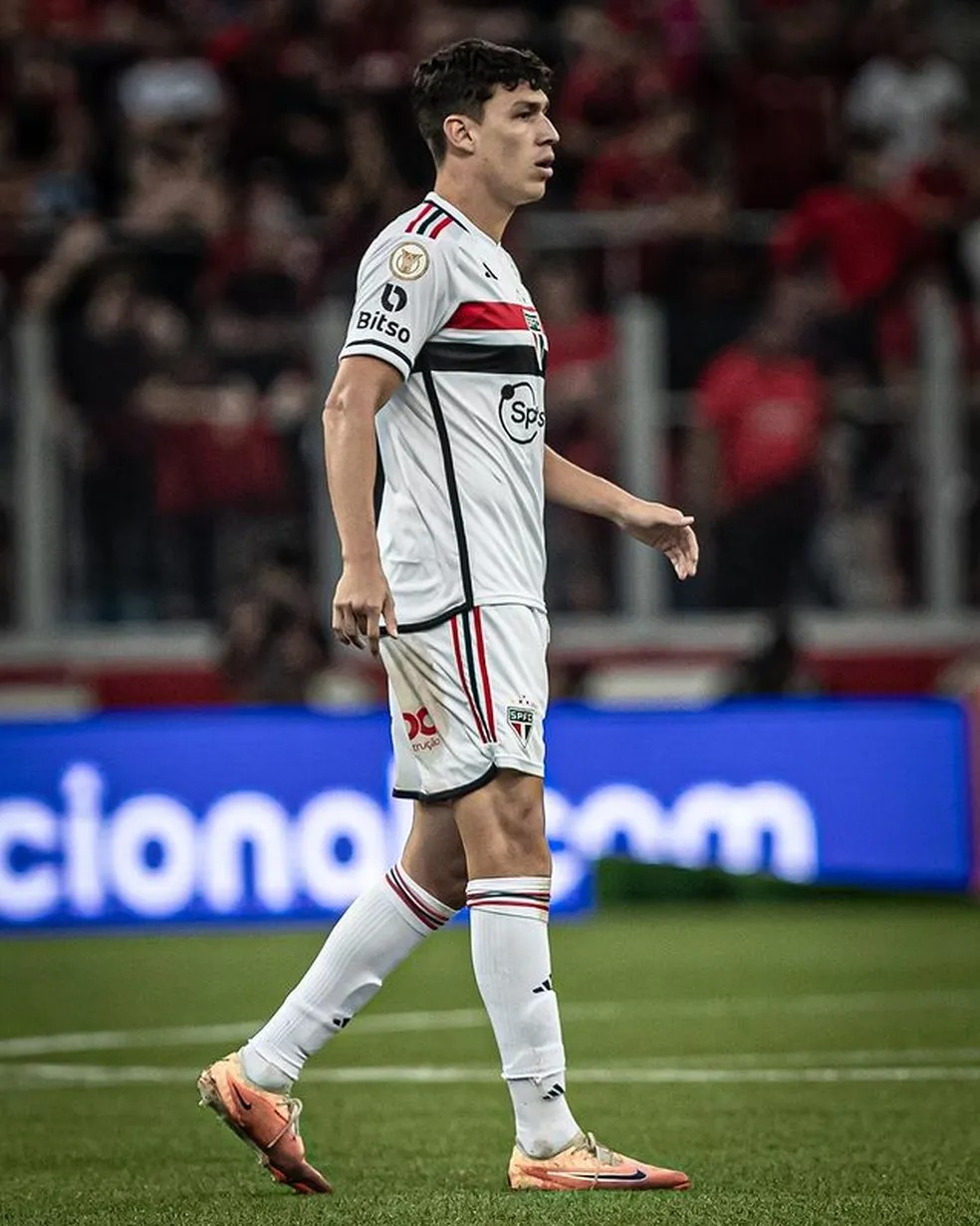 Zagueiro venezuelano Ferraresi celebra retorno ao São Paulo