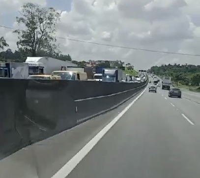 Acidente entre caminhão e carreta deixa motorista gravemente ferido 