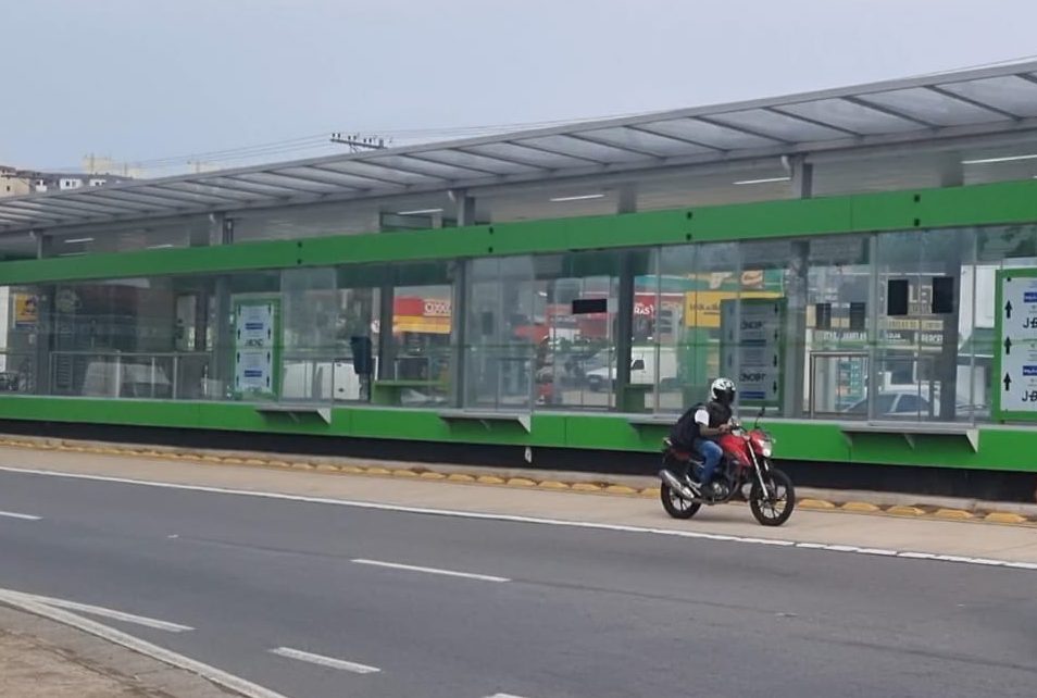 Av. das Amoreiras é recordista em multas por uso irregular de faixas de ônibus