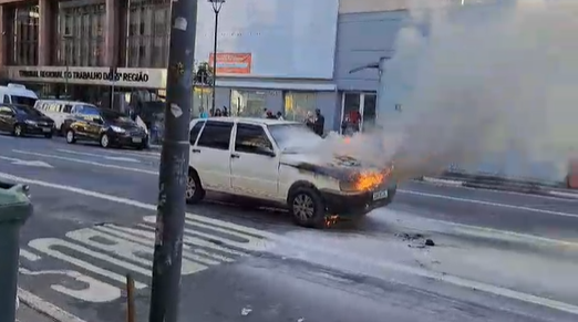 Avenida Francisco Glicério é liberada; carro pegou fogo mais cedo