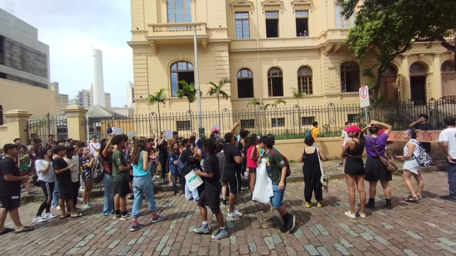 Estudantes do Cotuca fazem protesto e pedem segurança e melhorias
