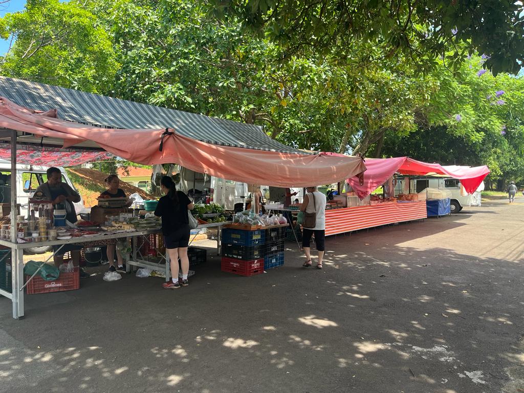 Feirantes se adaptam em meio a forte onda de calor