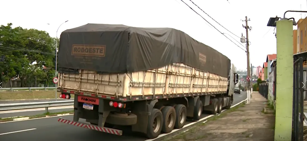 Homem é preso após ser flagrado descarregando caminhão roubado; polícia busca por comparsas