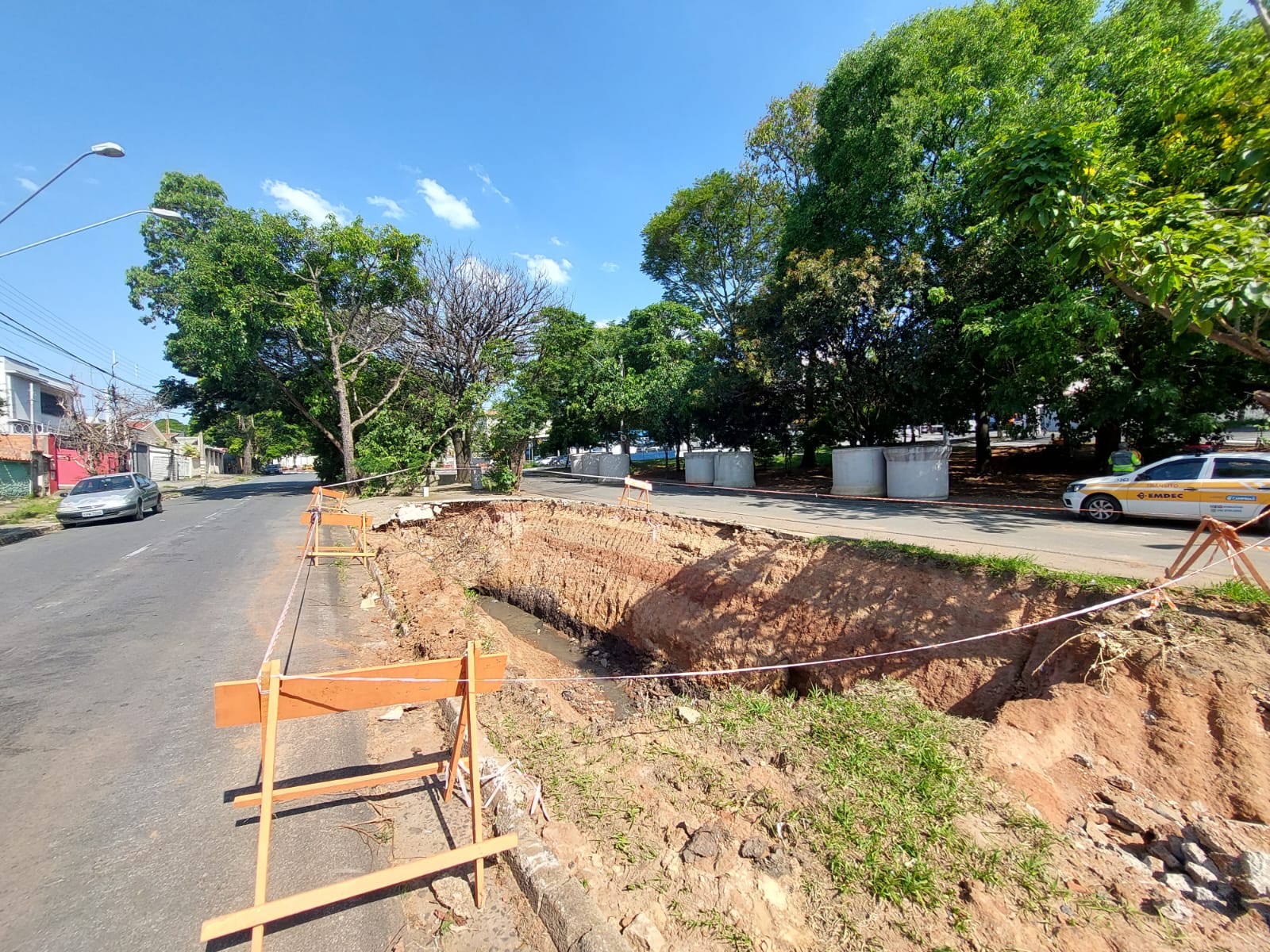 Interdição continua para fechamento de cratera na Avenida Jorge Tibiriçá
