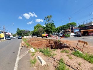 Interdição continua para fechamento de cratera na Avenida Jorge Tibiriçá