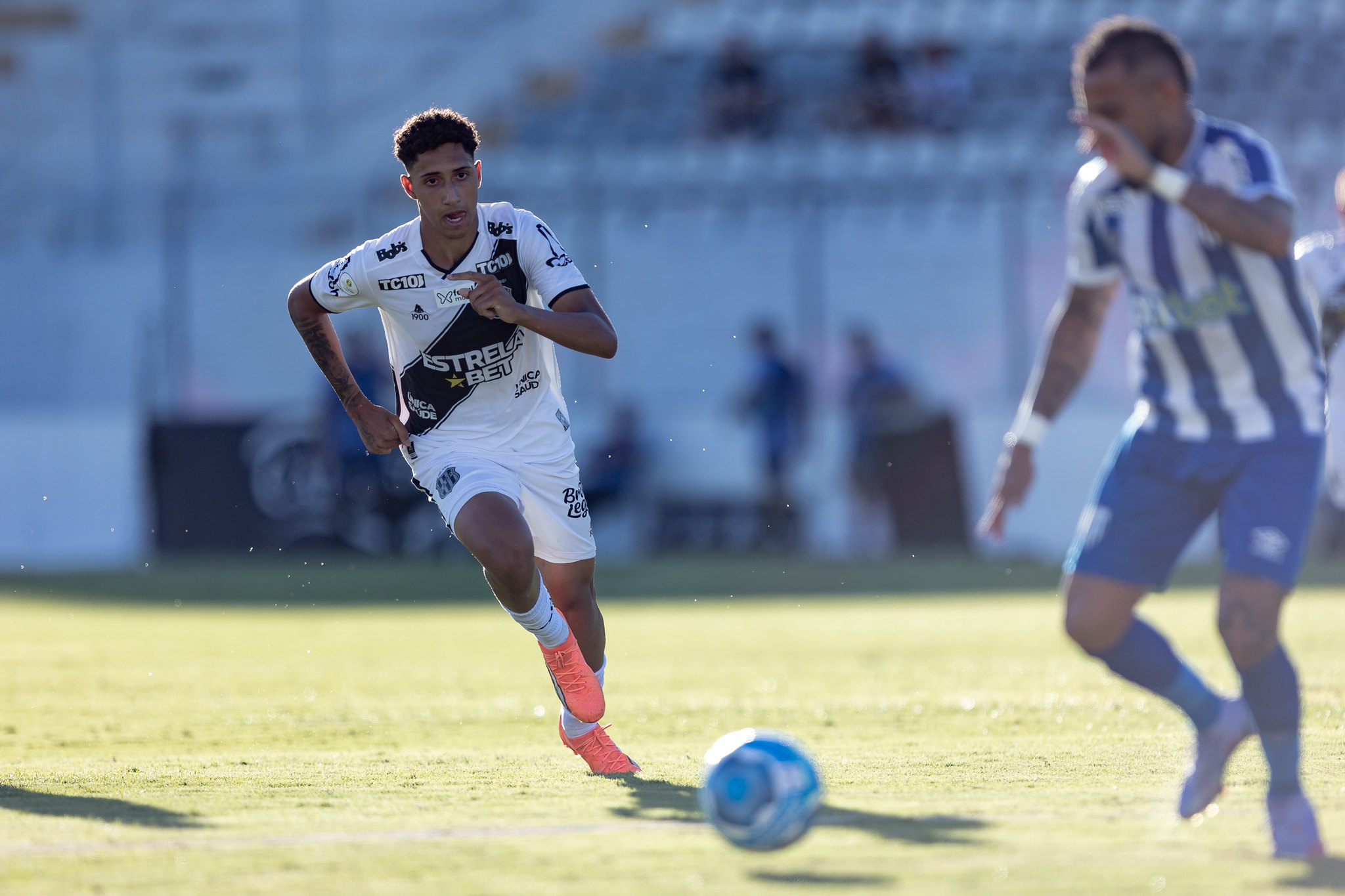 América-MG negocia a contratação do volante Felipinho