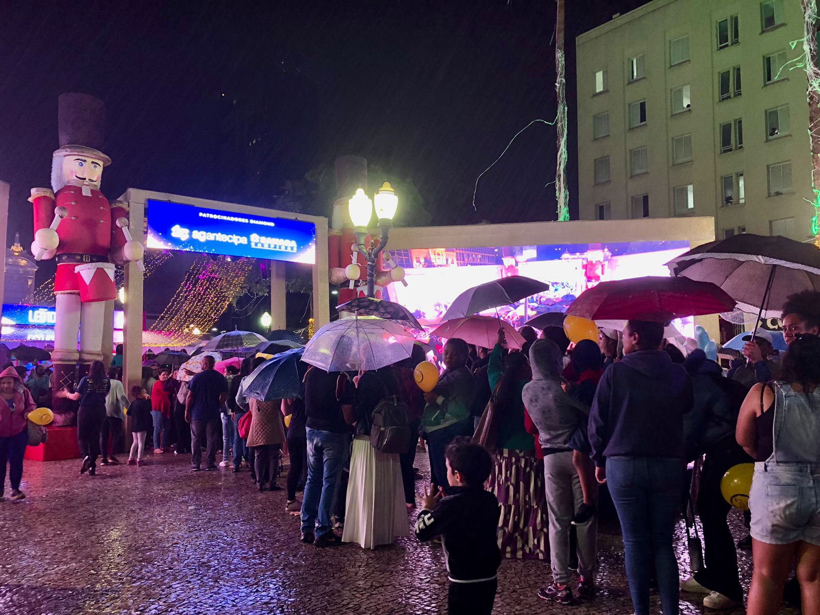 Com chuva, Papai Noel abre programação natalina no Centro de Campinas