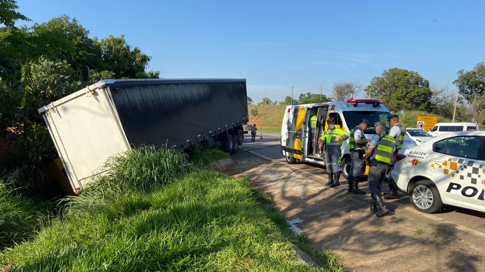 Motorista perde controle de carreta e cai em vala na Rodovia Santos Dumont