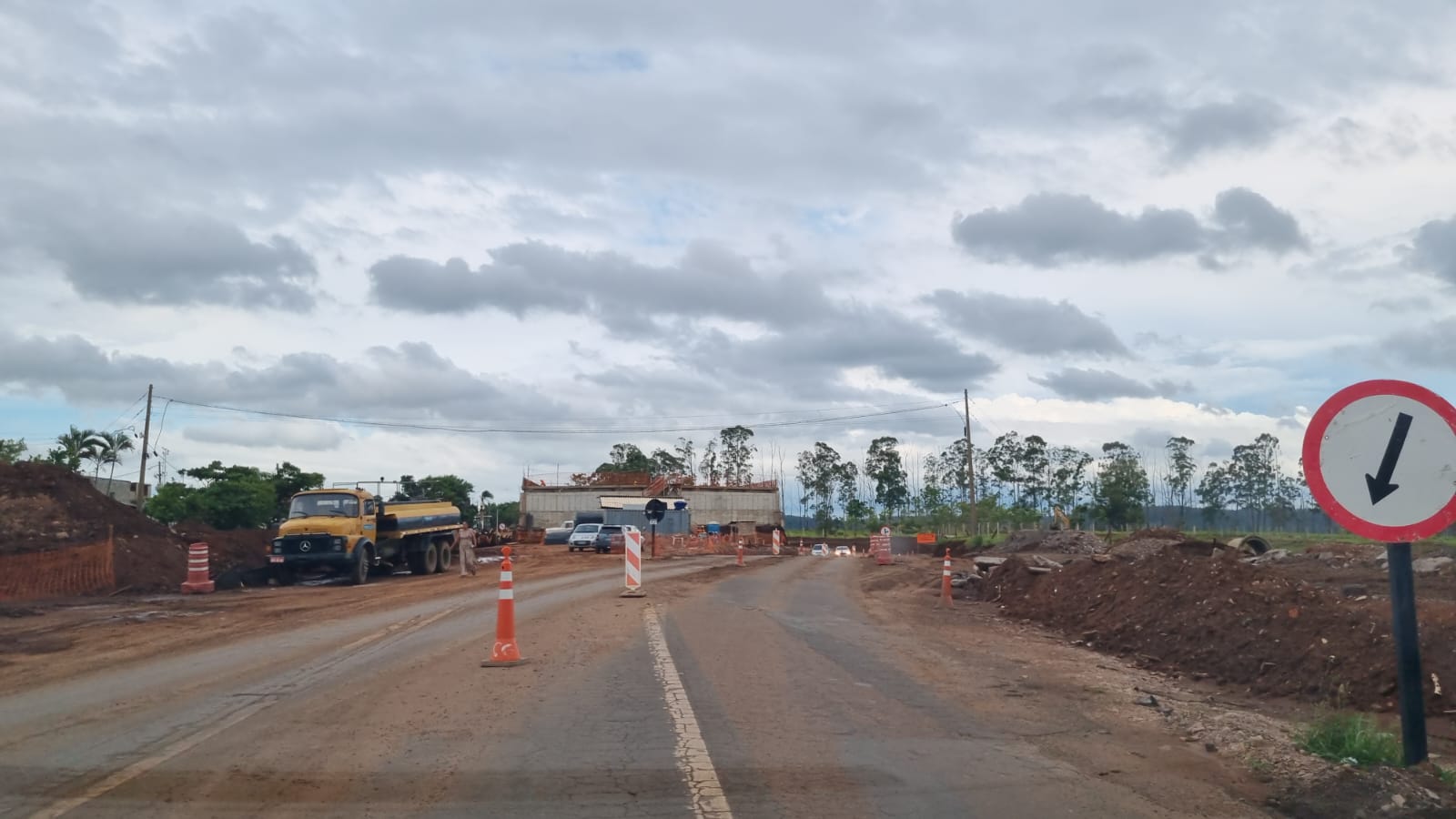 Obra na Miguel Melhado está dentro do prazo, afirma DER; trecho é cenário de assaltos