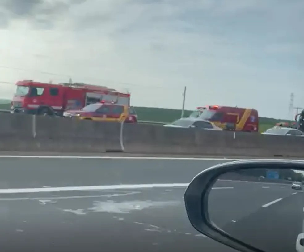 Ônibus bate na traseira de carreta, na Campinas-Mogi, e deixa cinco pessoas feridas