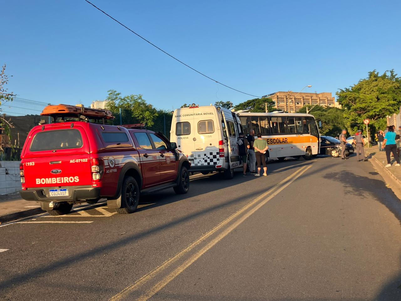 Ônibus com 38 crianças colide com veículos e mulher morre atropelada