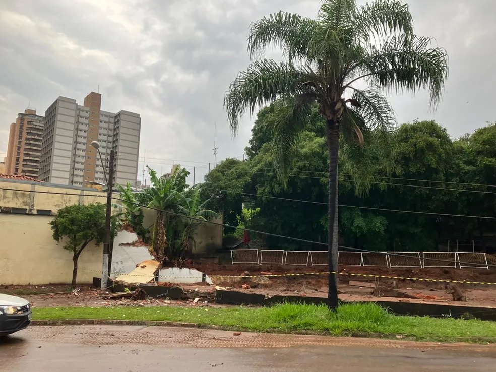 Parques de Limeira reabrem nesta terça; avenida onde muro caiu segue interditada