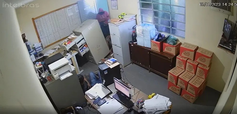 Polícia busca identificar assaltantes que invadiram transportadora em Vinhedo 