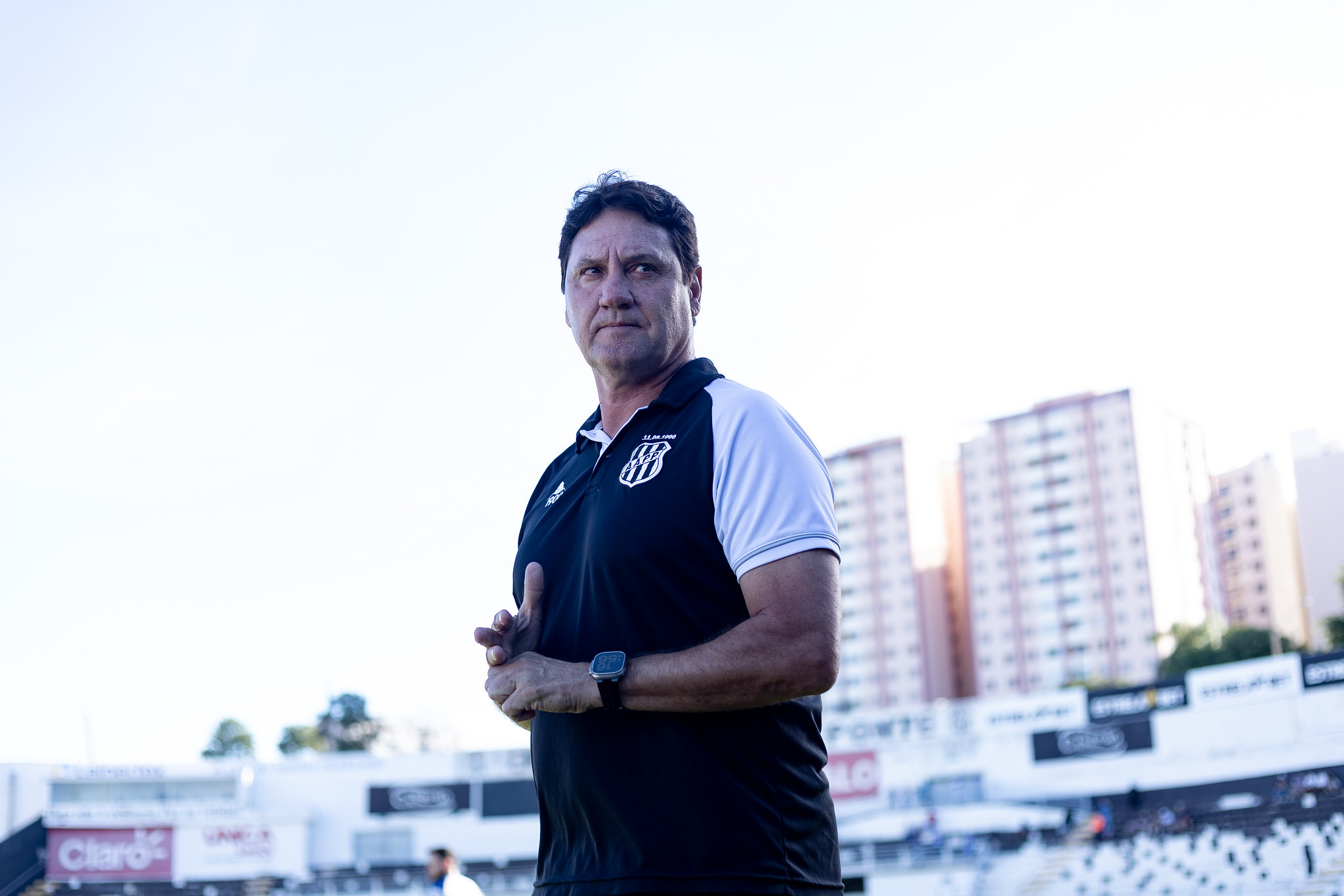 Ponte Preta anuncia renovação de contrato com técnico João Brigatti