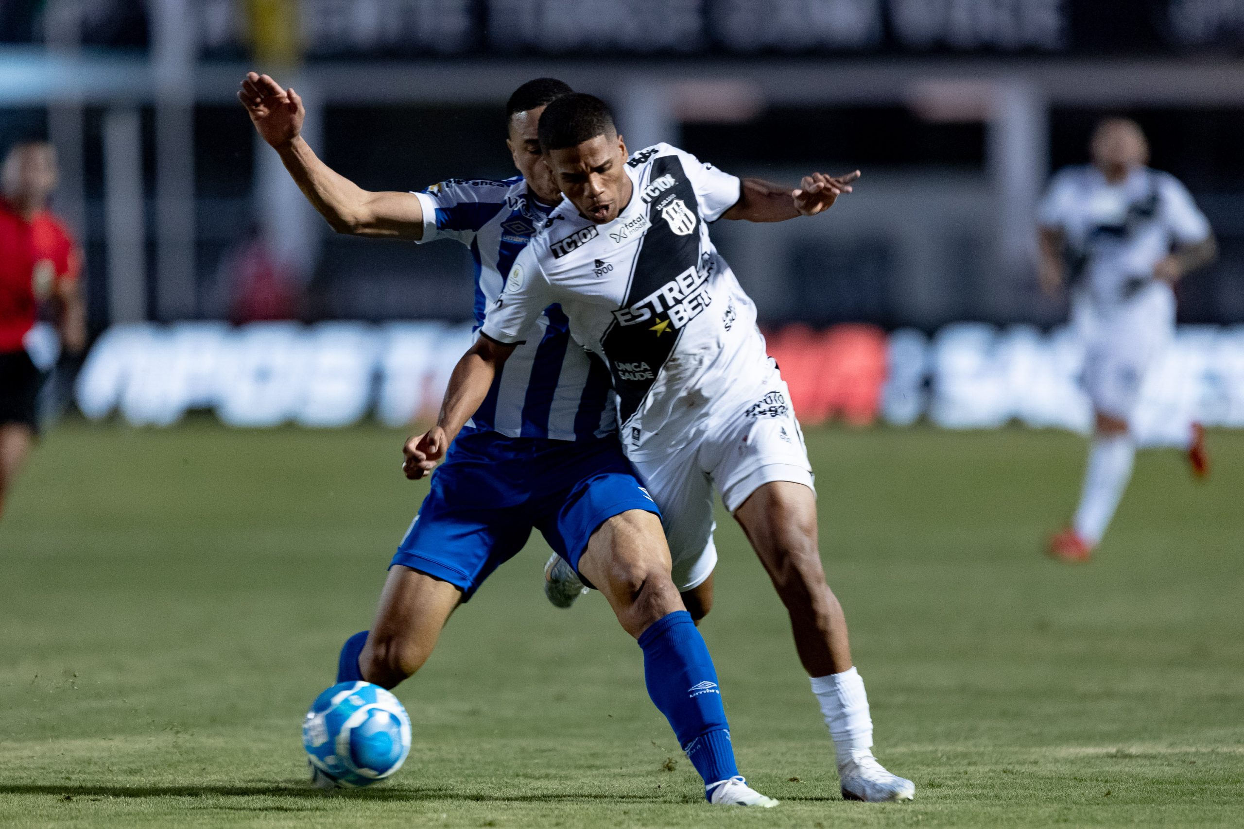 Ponte Preta perde para o Avaí e se complica na Série B