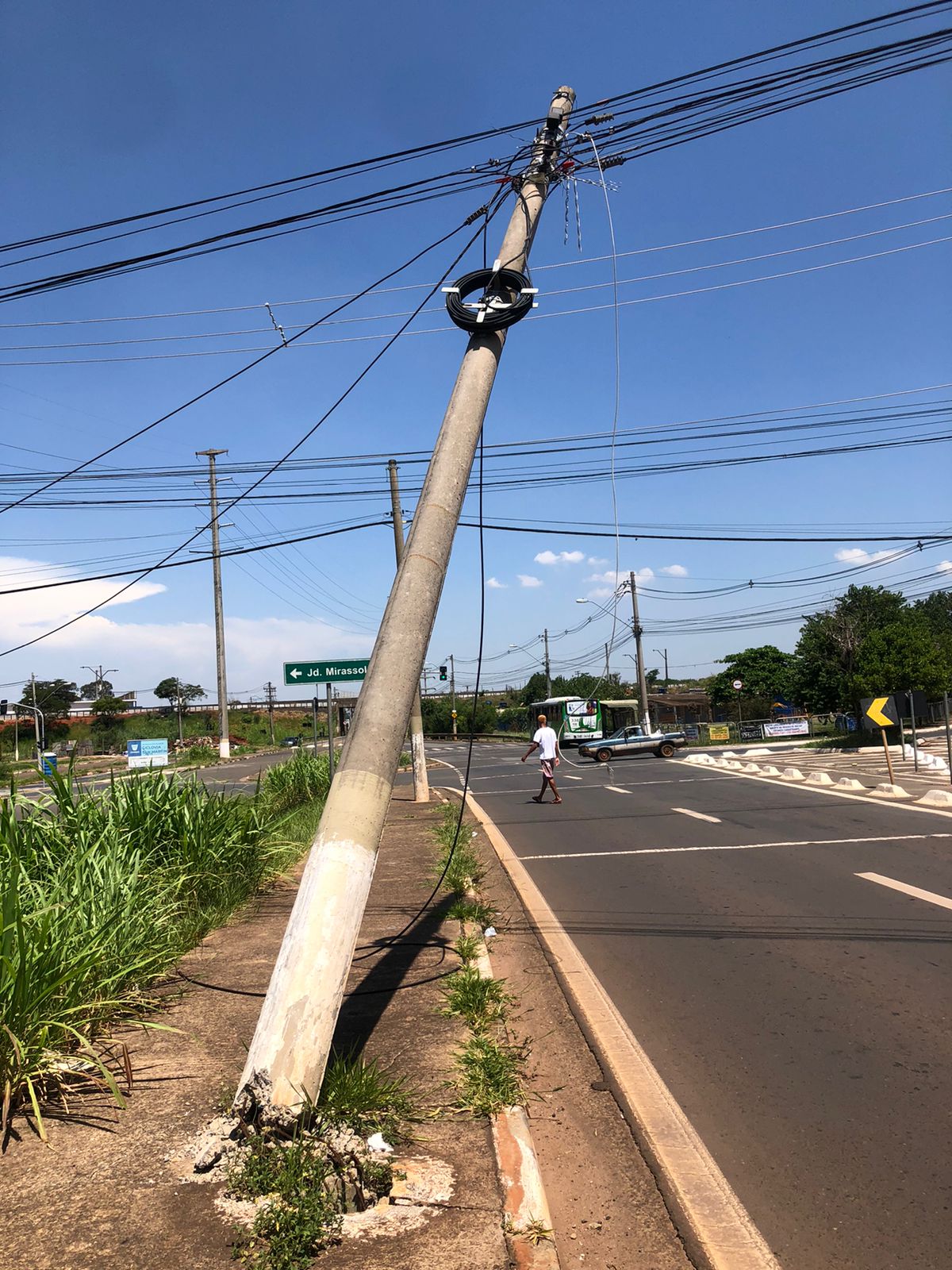 Poste inclinado gera insegurança aos moradores da Vl San Martin
