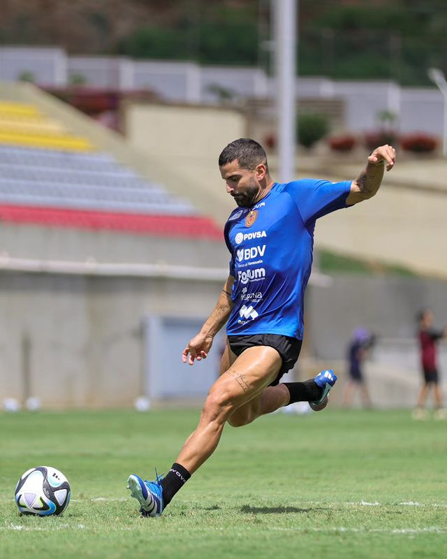 Santos confirma ausência de Tomáz Ríncon no jogo contra o Botafogo-RJ