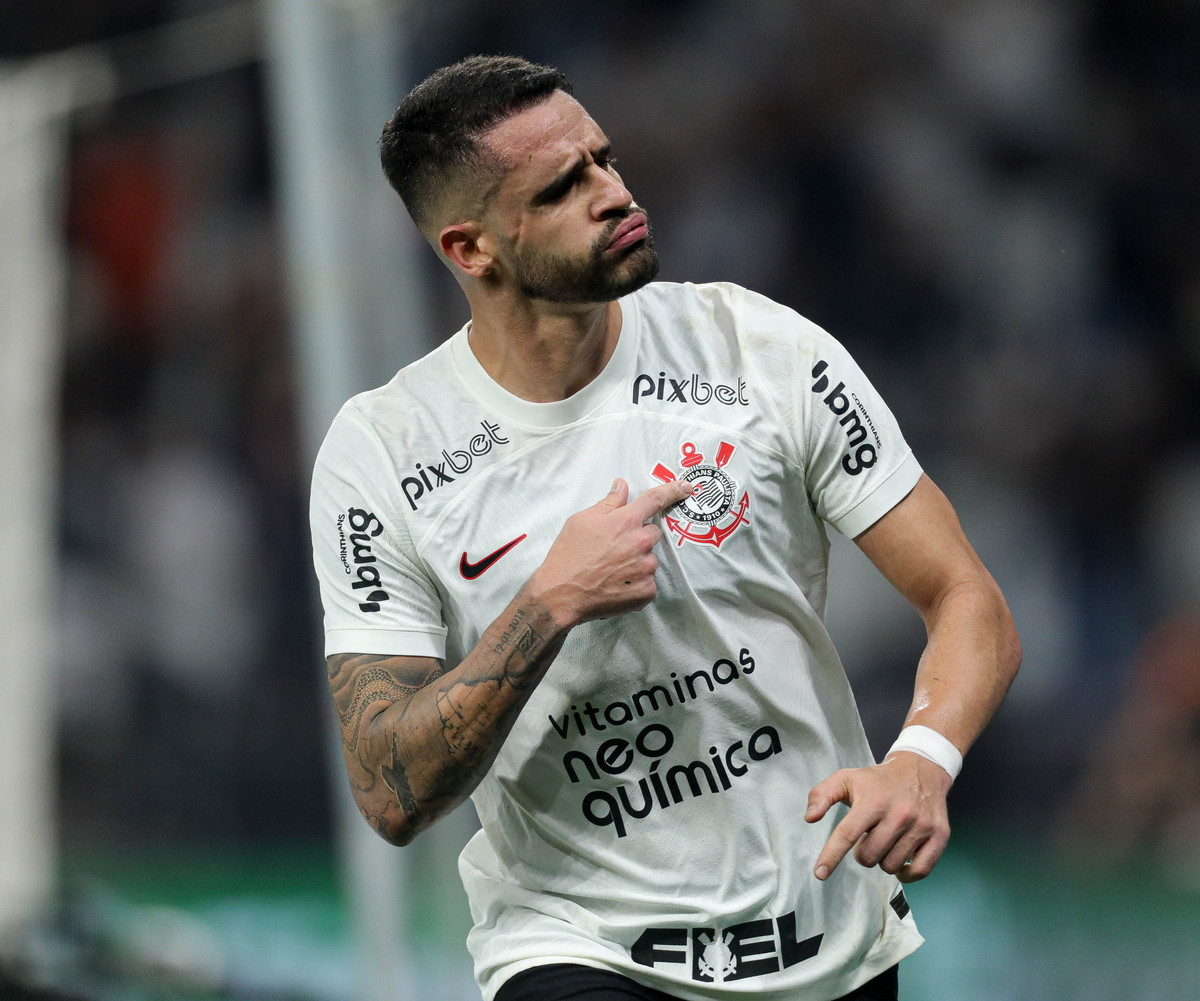 Técnico Mano Menezes aguarda por Renato Augusto para escalar o Corinthians