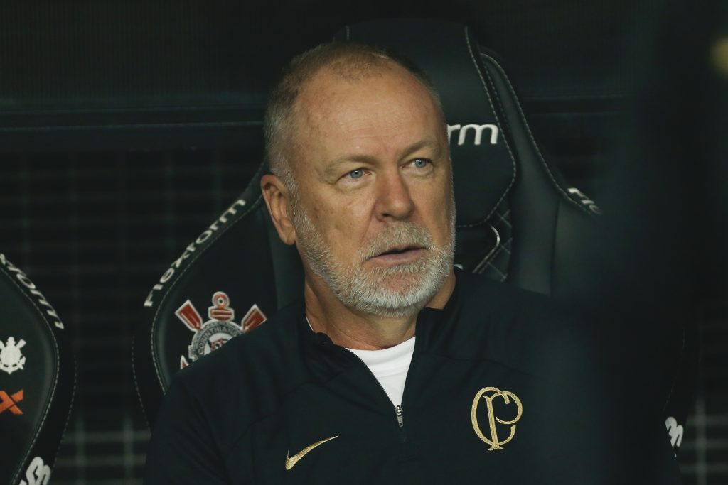 Técnico Mano Menezes tenta acertar sistema de marcação do Corinthians