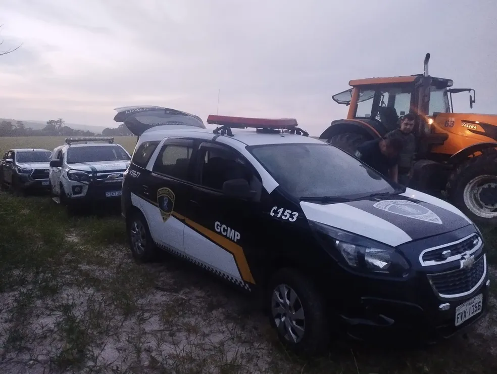 Tratores são recuperados em Piracicaba após GCM seguir rastros de pneus