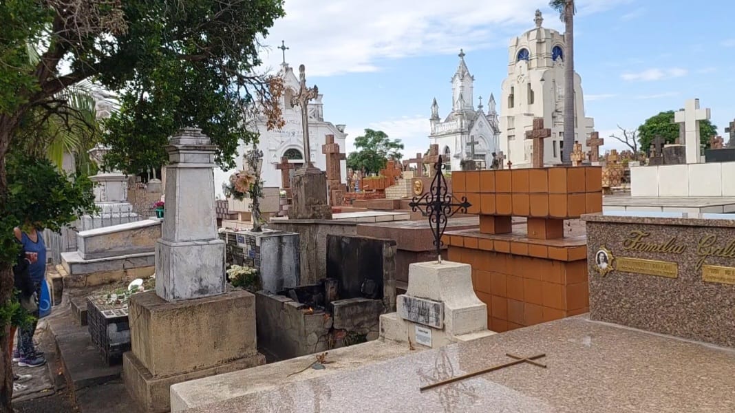 Cerca de 100 mil pessoas devem passar pelos cemitérios neste Finados