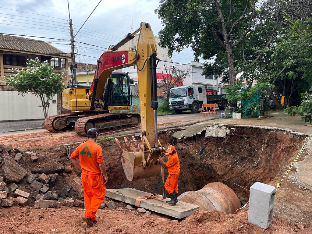 Obras em cratera aberta após temporal completam um mês, em Campinas
