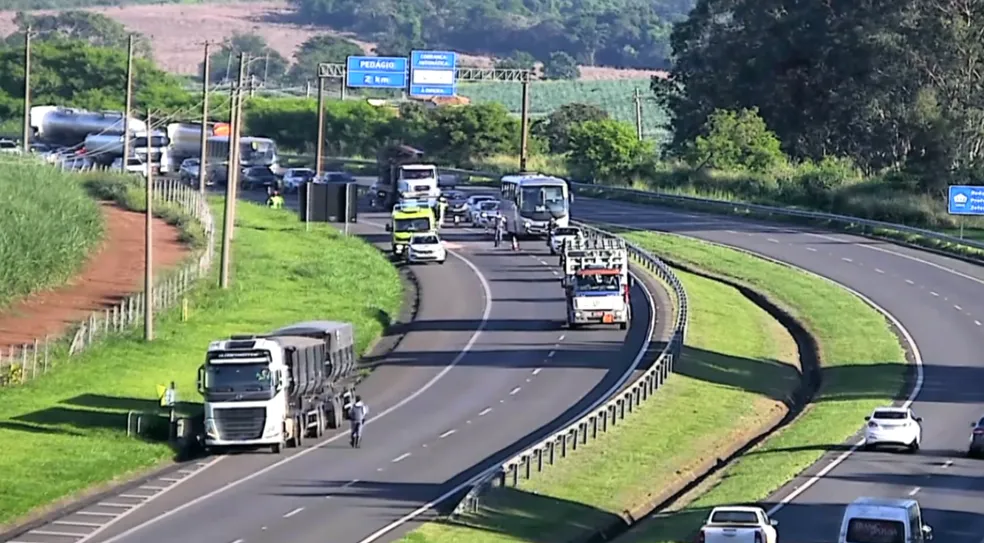 Acidente com carro da prefeitura de Artur Nogueira deixa 1 morto e 3 feridos na SP-332