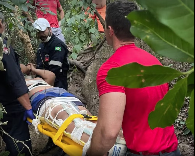 Adolescente é resgatado após quebrar a perna em cachoeira de Artur Nogueira