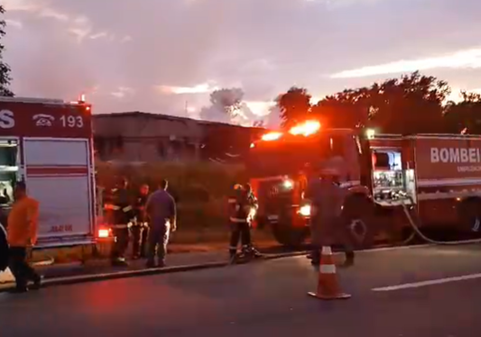 Barracão às margens da Rodovia SP-340 pega fogo na madrugada