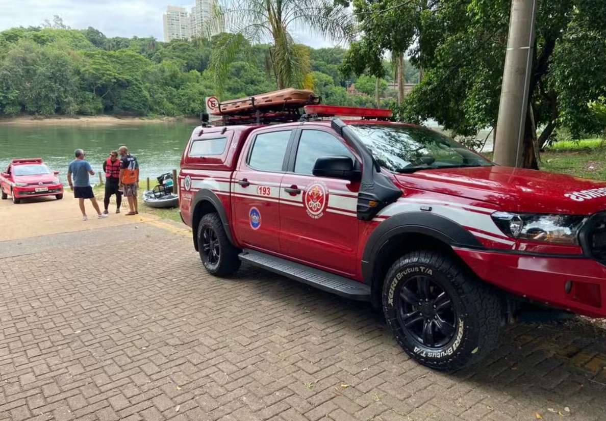 Bombeiros fazem buscas por jovem que caiu no Rio Piracicaba