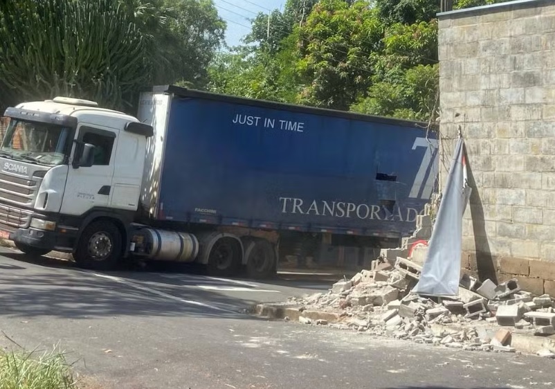 Caminhão perde controle, atinge muros e telhados e “enrosca” em Piracicaba