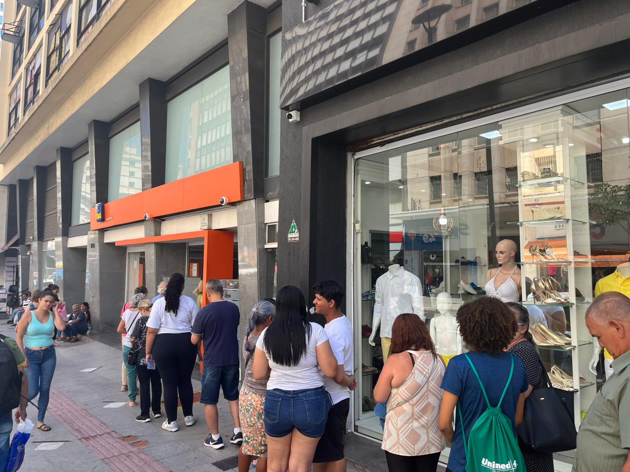 Campineiros aproveitam último dia útil dos bancos para resolver pendências