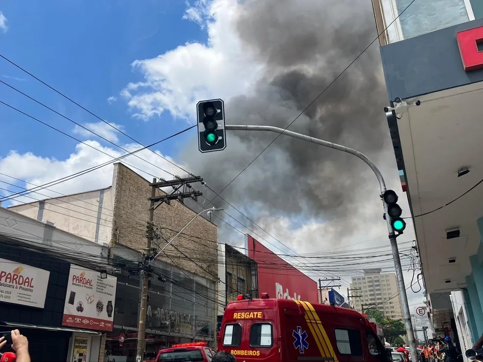 Bombeiros buscam controlar incêndio em loja de Limeira; causas são investigadas