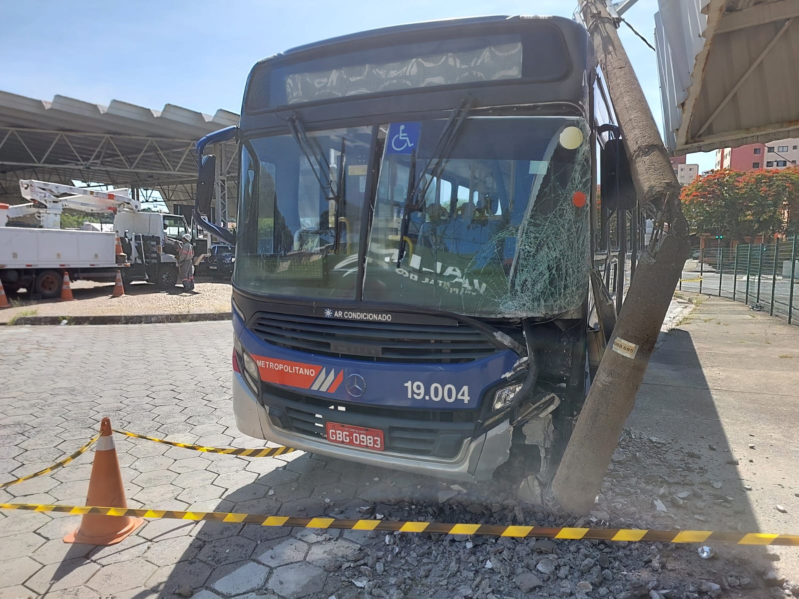 Dez passageiros ficam feridos em acidente com ônibus em Valinhos