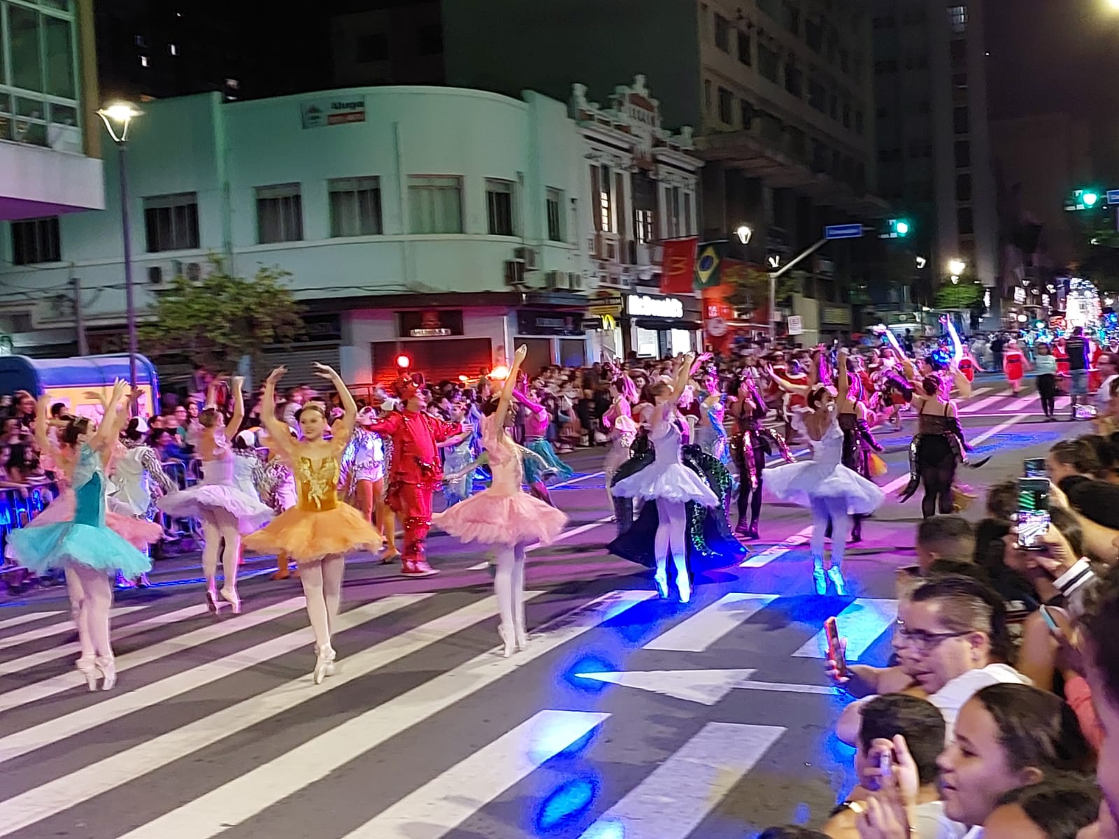 Encantamento e emoção dominam Parada de Natal no Centro de Campinas