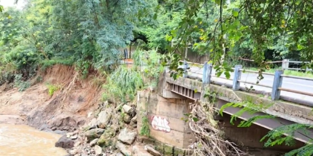 Erosão provoca fechamento de ponte em Barão Geraldo 