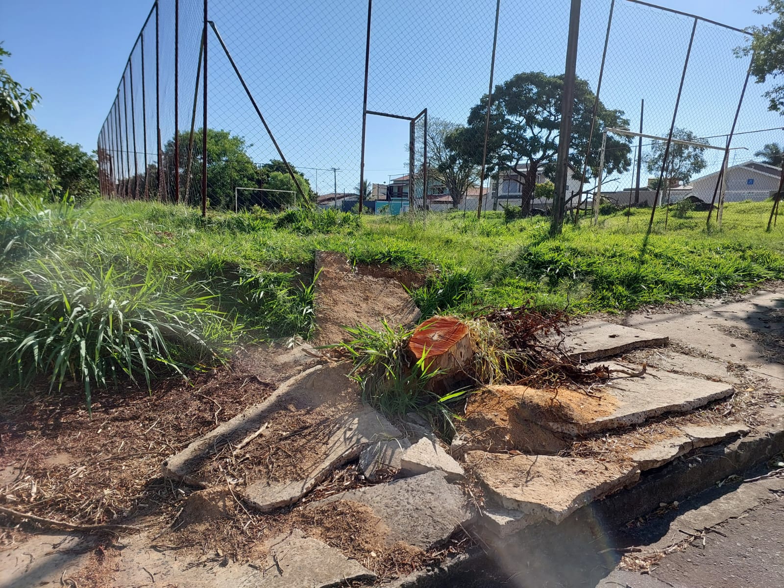 Falta de manutenção em quadra e calçada quebrada revoltam moradores