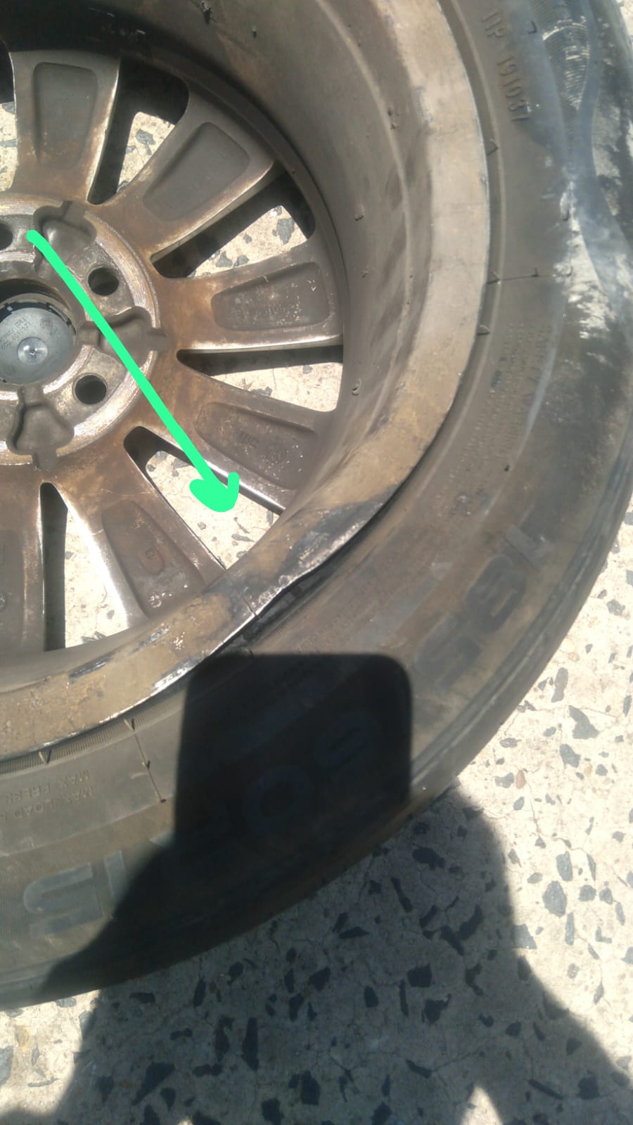 Motorista de aplicativo cai em buraco e danifica carro na Av. Ruy Rodrigues