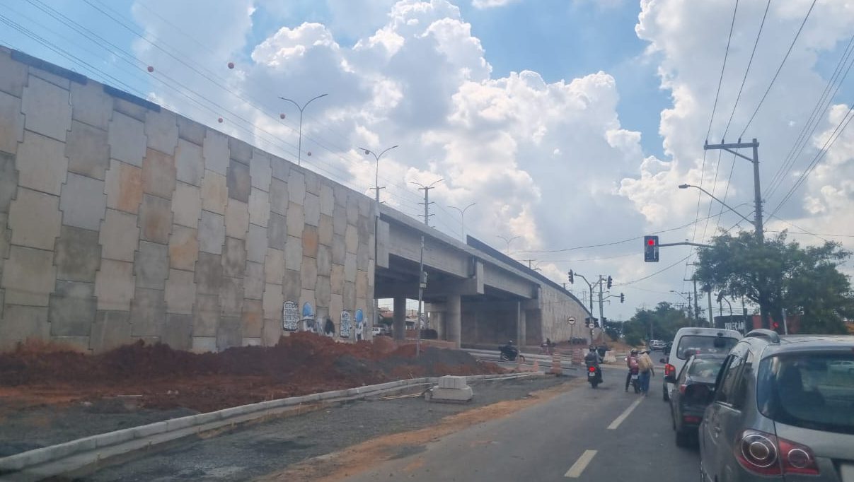 Obras no viaduto da John Boyd Dunlop atrasam e devem terminar neste mês