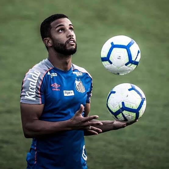 Palmeiras aceita negociar lateral-esquerdo Jorge com o Santos