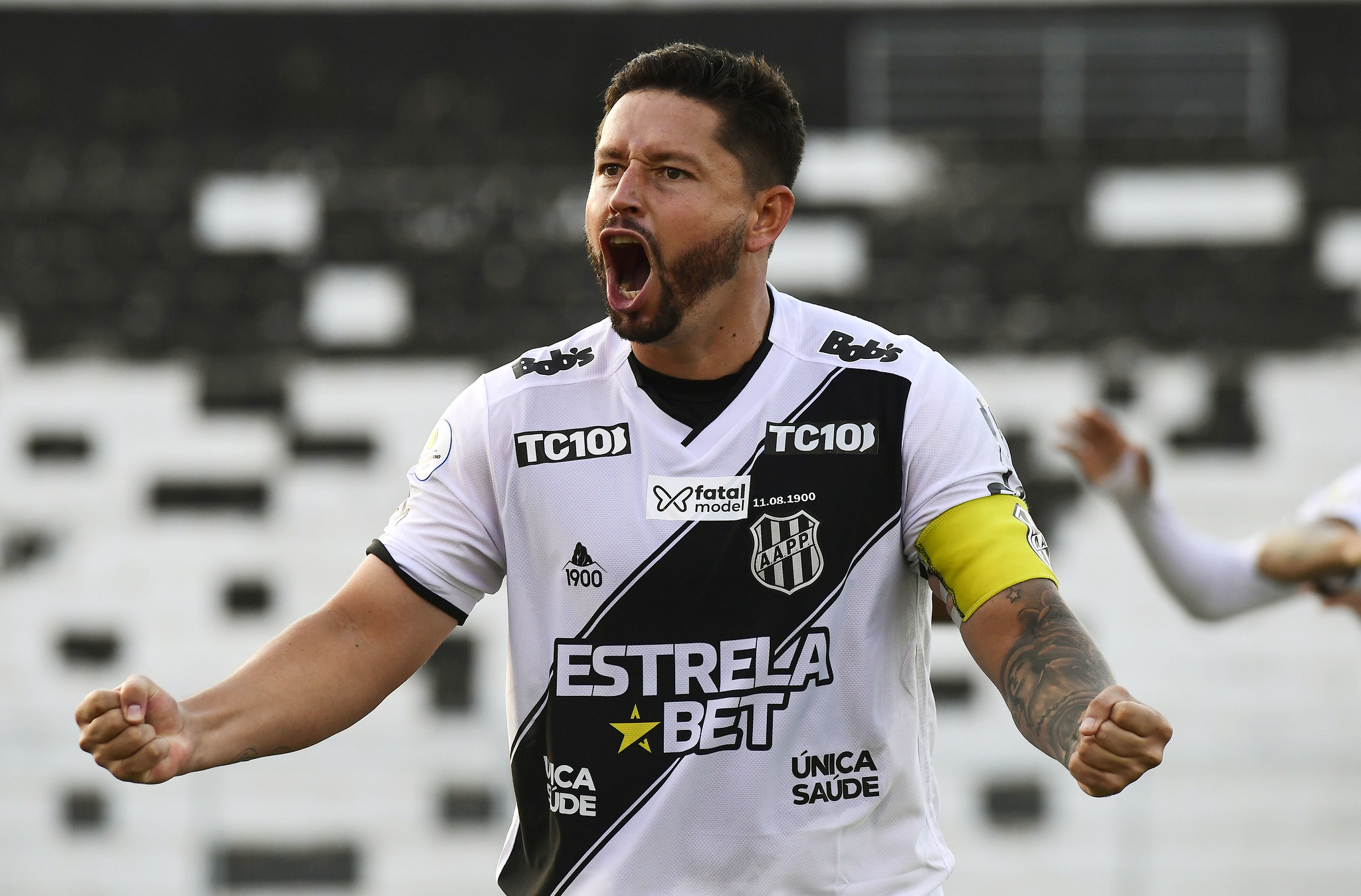 Ponte Preta encaminha renovação de contrato com Elvis