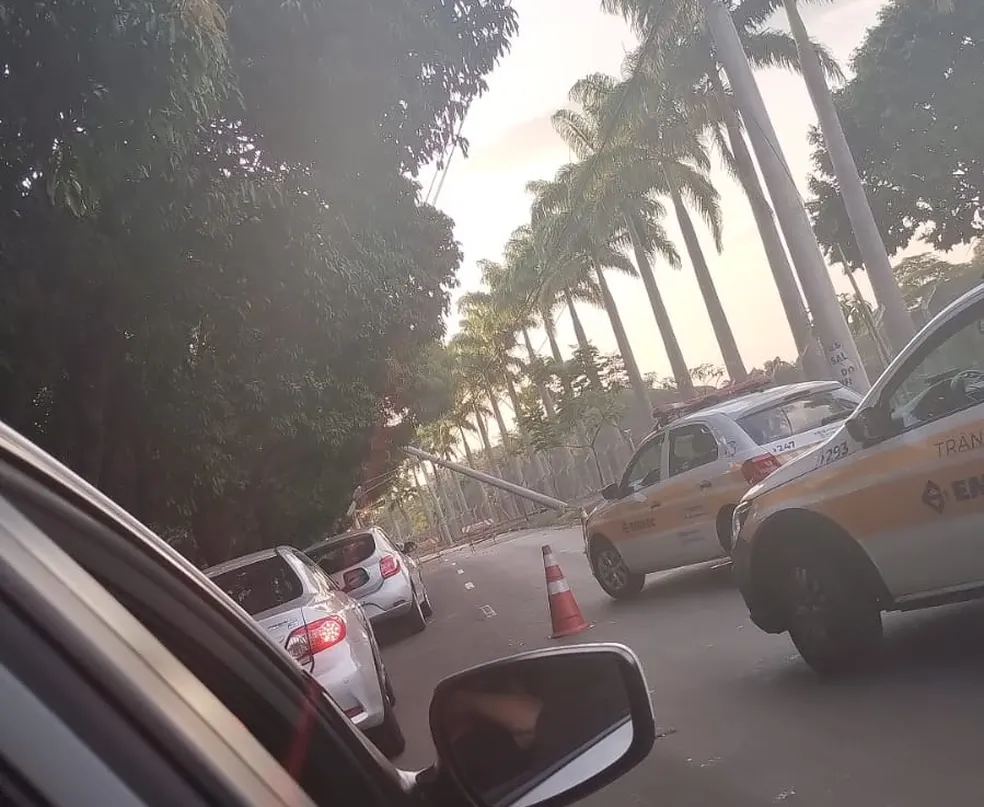 Poste derrubado na Theodureto deve ser trocado na manhã desta 2ª