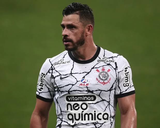 Santos procura por meio-campo Giuliano ex-Corinthians para temporada 2024