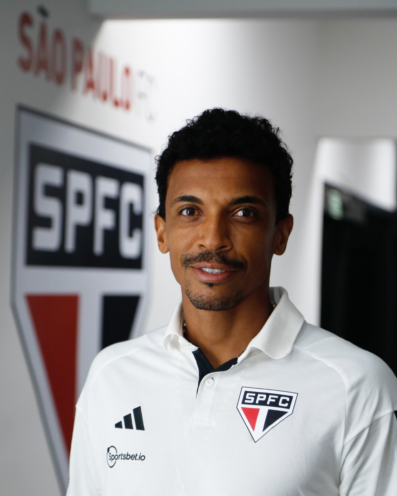 São Paulo anuncia Luiz Gustavo que defendeu a Seleção Brasileira em 2014