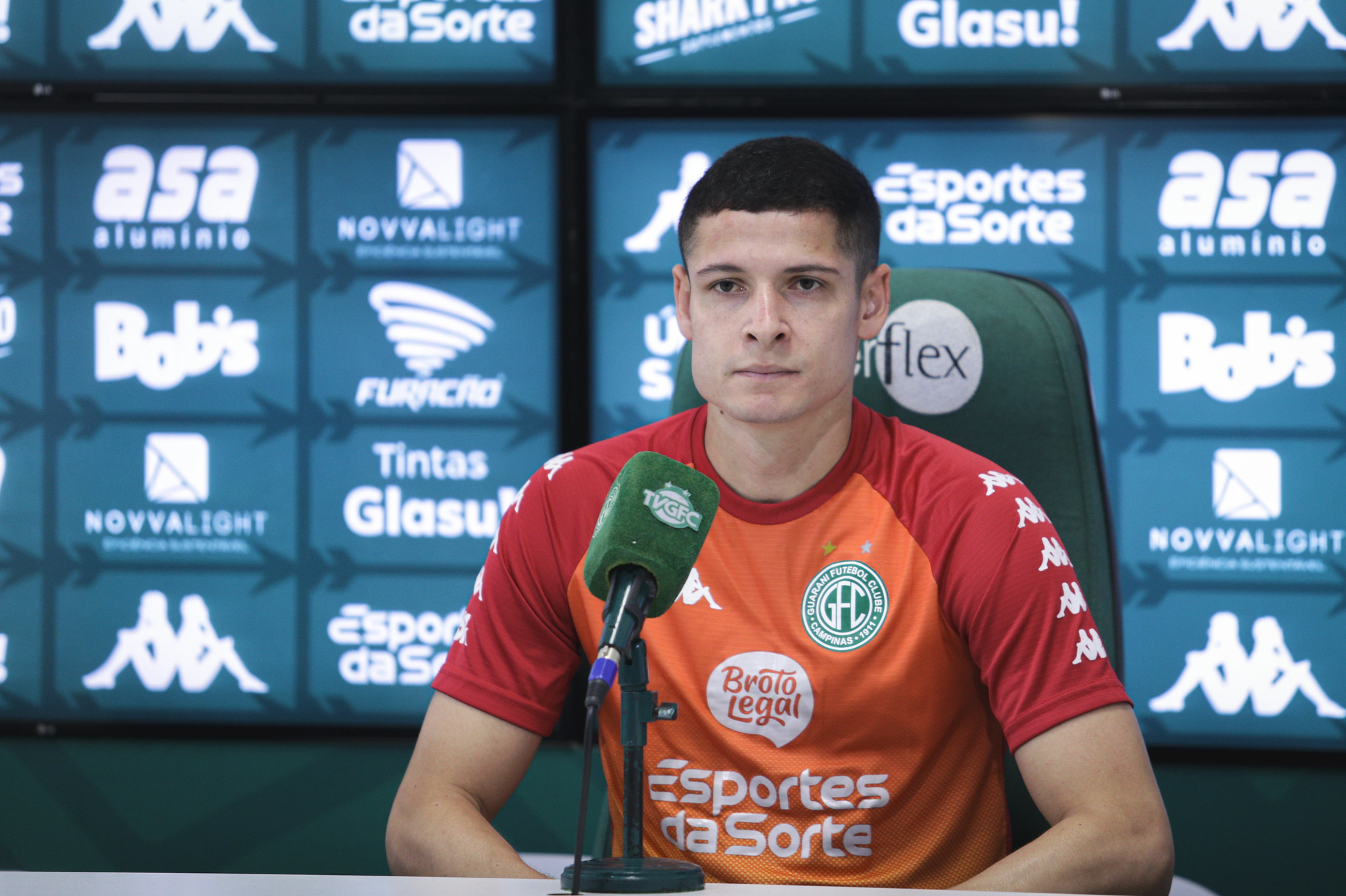 Sem renovação com o Guarani, Matheus Barbosa é anunciado pelo Botafogo-SP