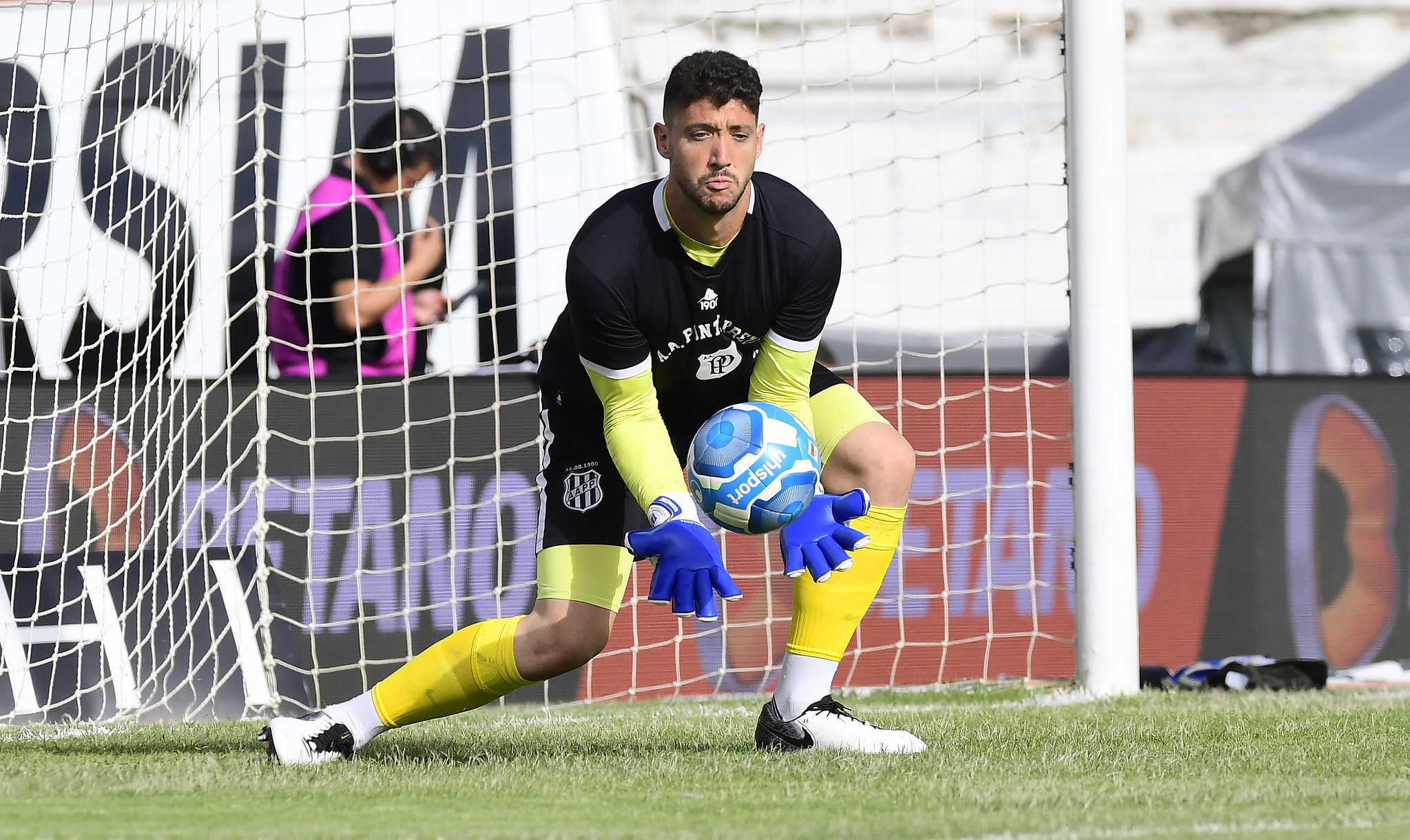 Sport entra na briga pela contratação do goleiro Caíque França