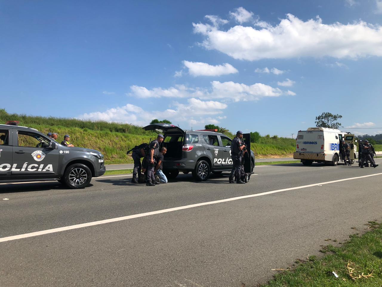 Treinamento de roubo a carro-forte interdita rodovia em Campinas