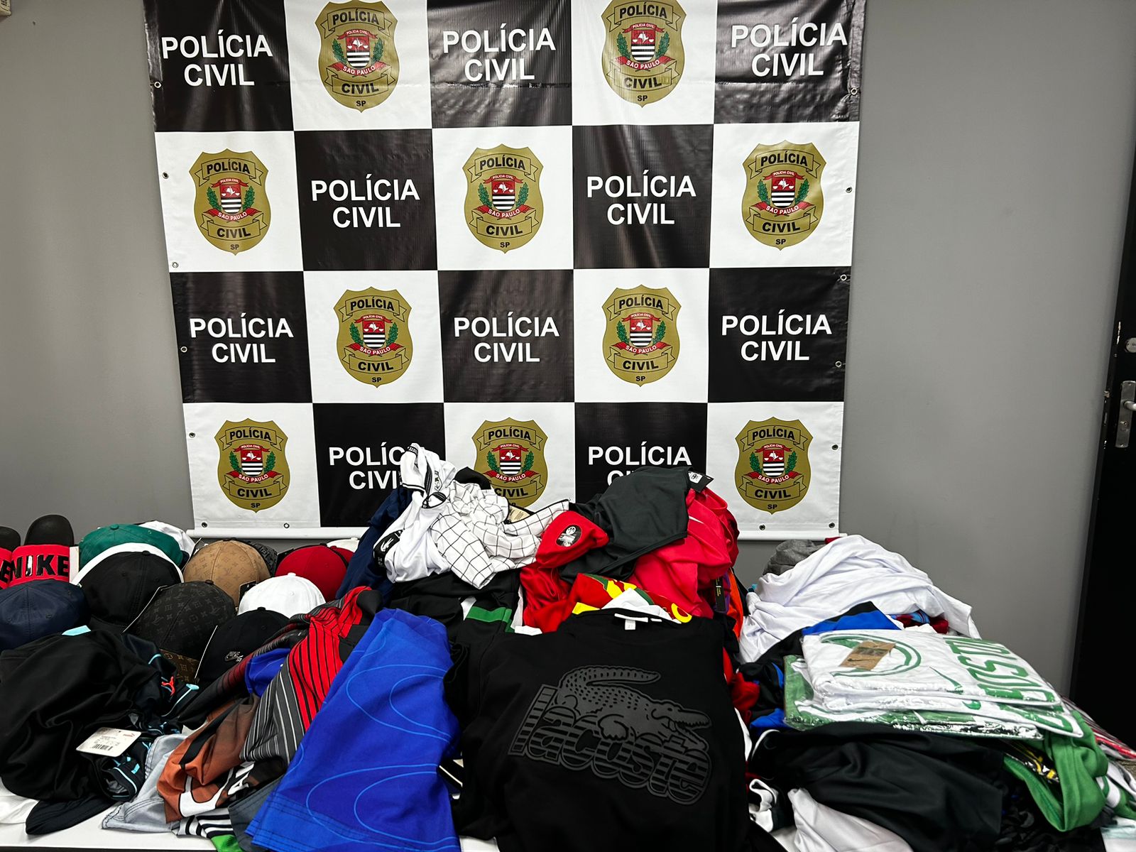 Polícia Civil apreende produtos falsificados em loja de multimarcas