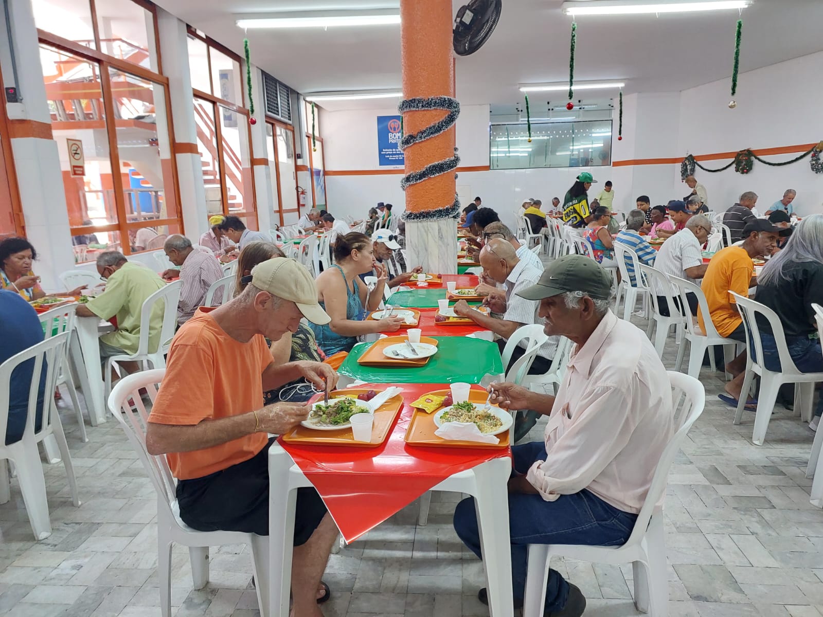 Bom Prato fica cheio em dia de cardápio especial de Natal